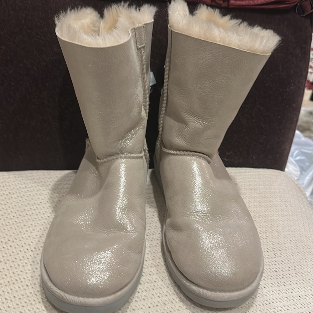 [UGG] Shimmering Silver Winter Boots - Picture 7 of 12